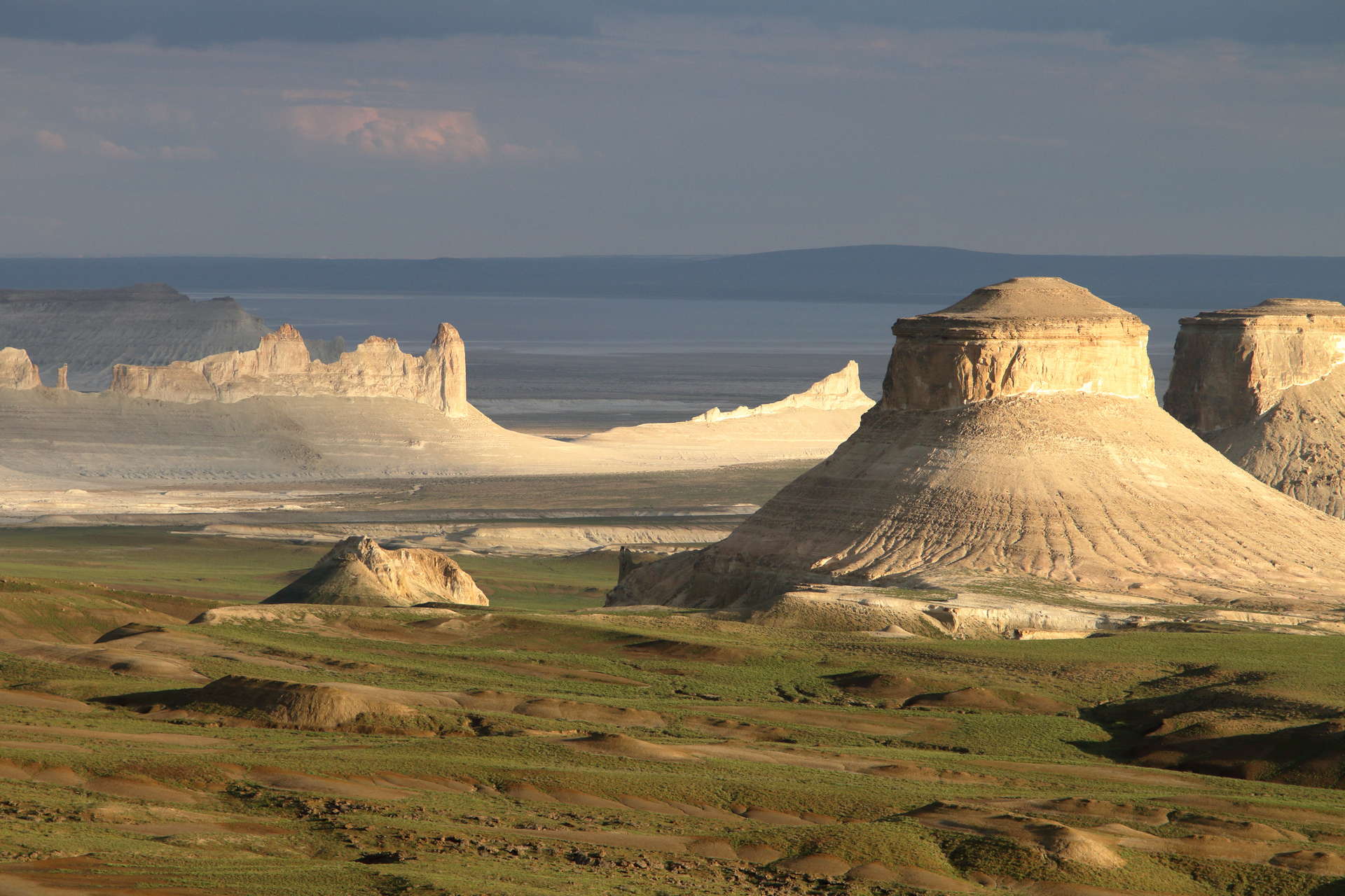 Казахстан: Устюрт и Мангистау, весенняя пустыня и меловые горы