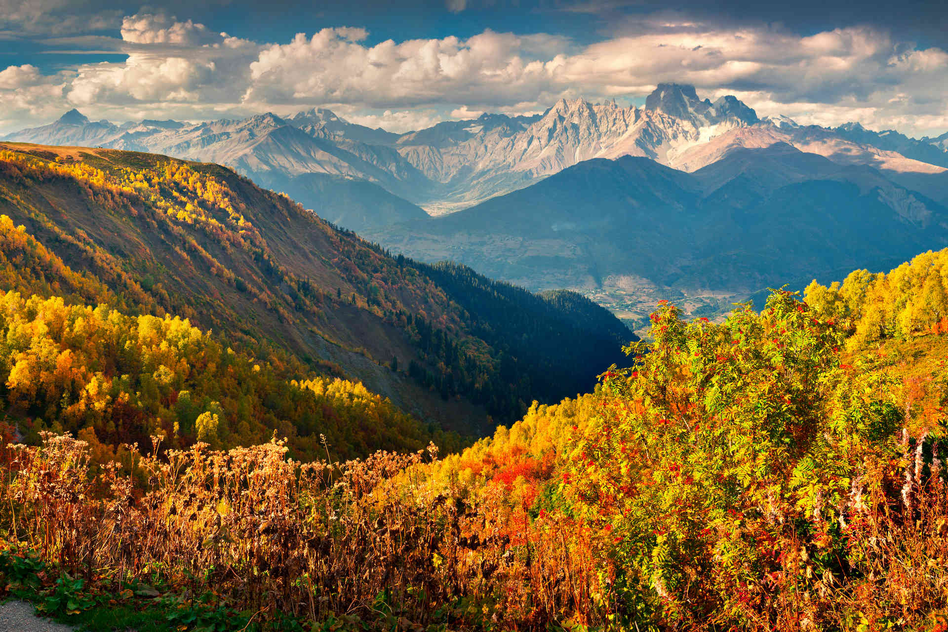 Грузия: золотая осень в горах и янтарное вино в бокале